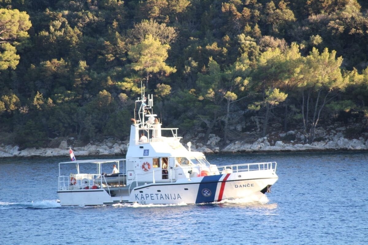 SEZONA SE ZAHUKTAVA, BRODOVI GORE Zapalio se novi brod Lučke kapetanije, dio ih je u kvaru ili na remontu