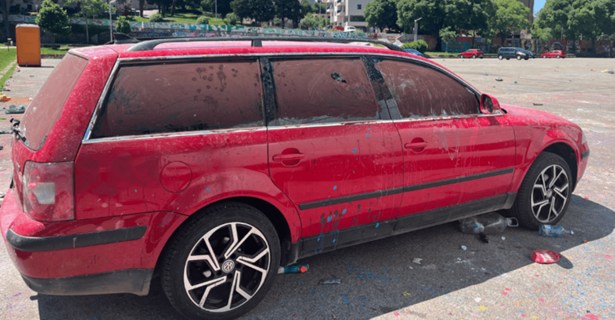Maturanti izneredili automobil na parkingu, reakcija vlasnika je nevjerojatna