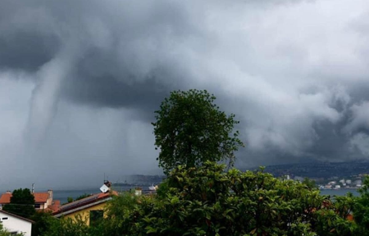 Olujno nevrijeme izazvalo velike neprilike: Vjetar nosio sve pred sobom, ljude spašavali iz potopljenih vozila