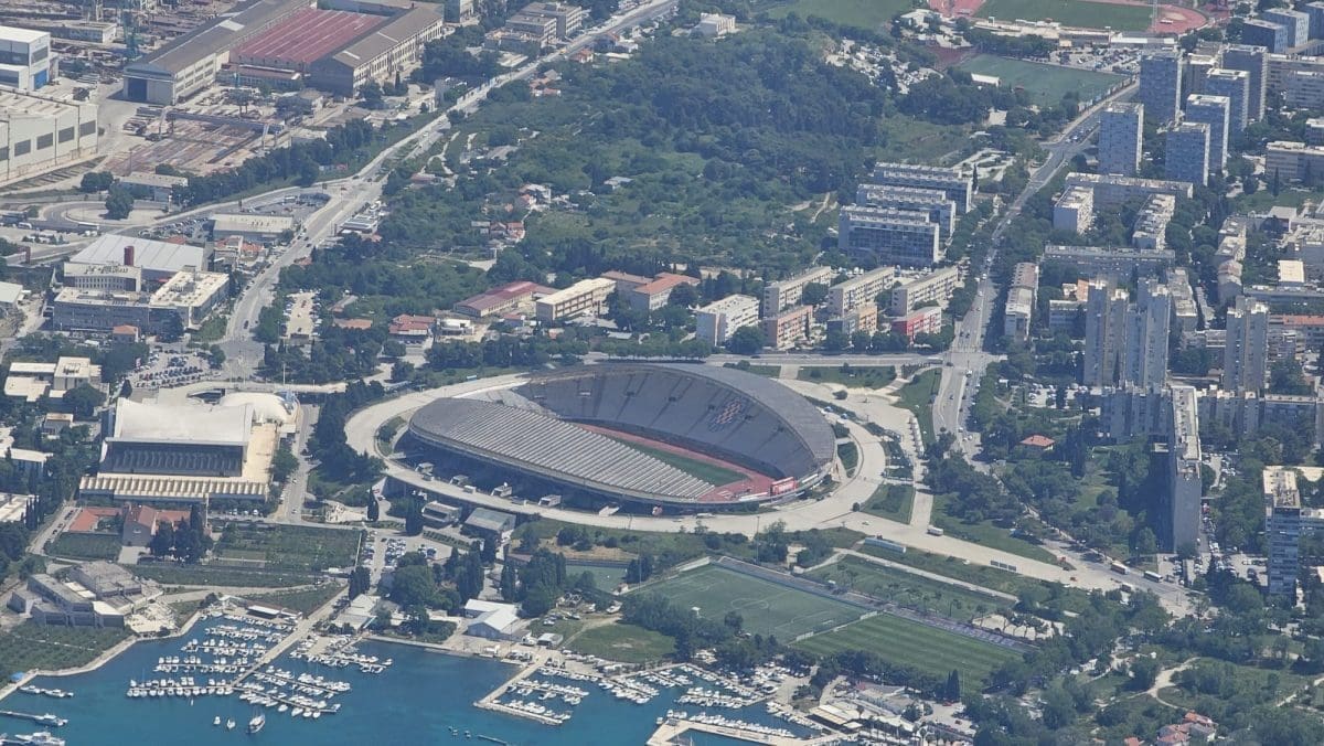 Na krovu Poljuda pronađena mina, specijalci na terenu