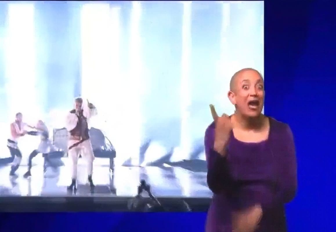 Pogledajte kako je ova prevoditeljica plesala na taktove Rim Tim Tagi Dim. Snimka je urnebesna