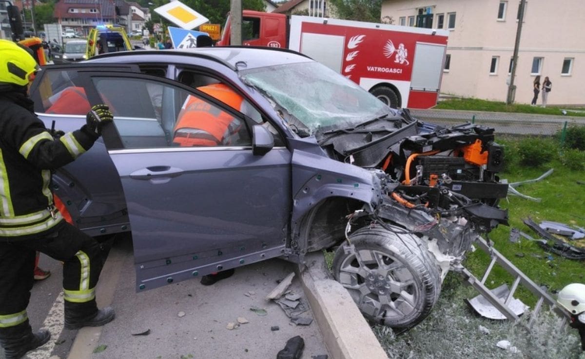 TRI OSOBE OZLIJEĐENE Vozač srušio semafor i zabio se u ogradu mosta