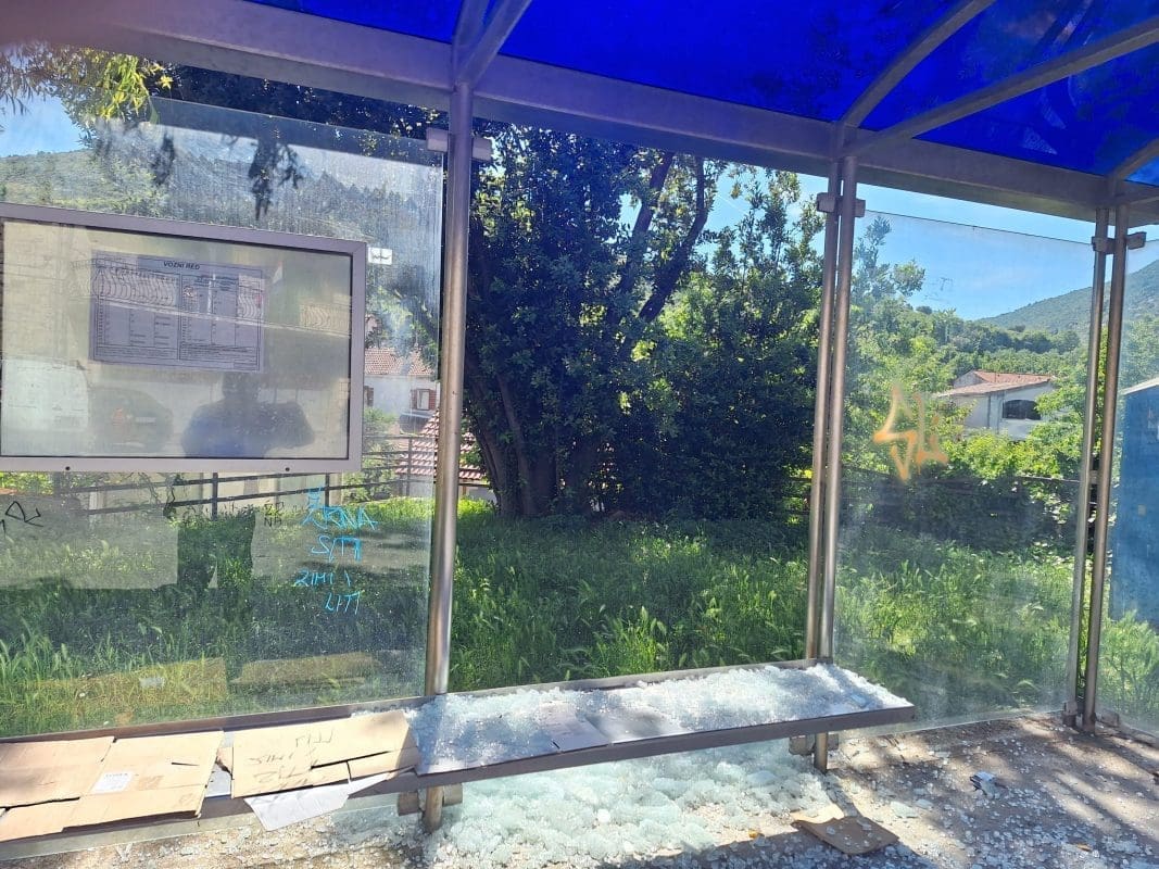 razbijena autobusna stanica1