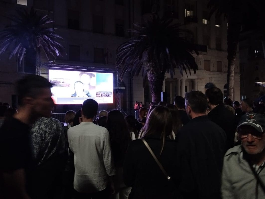 GUŽVA NA RIVI Brojni Splićani gledaju Eurosong na velikom ekranu u centru grada