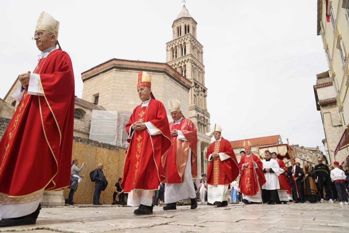 KRENULA TRADICIONALNA PROCESIJA Brojni su stigli u centar Splita, velika je gužva na Rivi, Peristilu, Marmontovoj, Prokurativama...