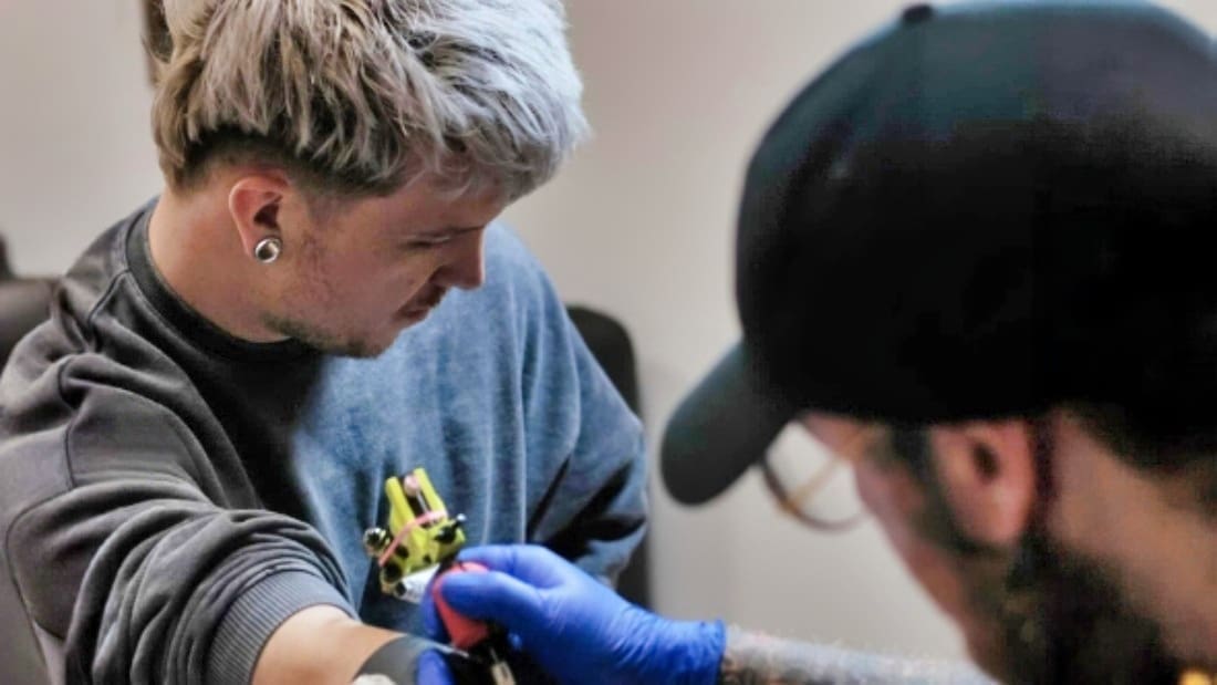 "PALA" NOVA TETOVAŽA Baby Lasagna kod legendarnog tattoo majstora: "Bilo je zadovoljstvo"