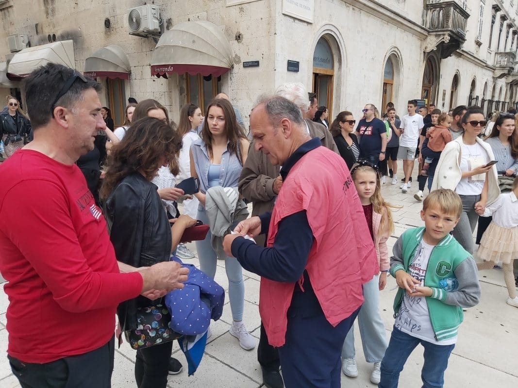 NAVALA NA TOMBOLU Svi žele okušat sreću, možda im se sv. Duje nasmiješi