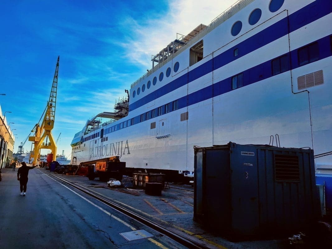 Brod "Dalmacija" poprimio karakteristične boje Jadrolinije, no na vidiku još jedna odgoda. Bolje vijesti stižu za "Olivera"