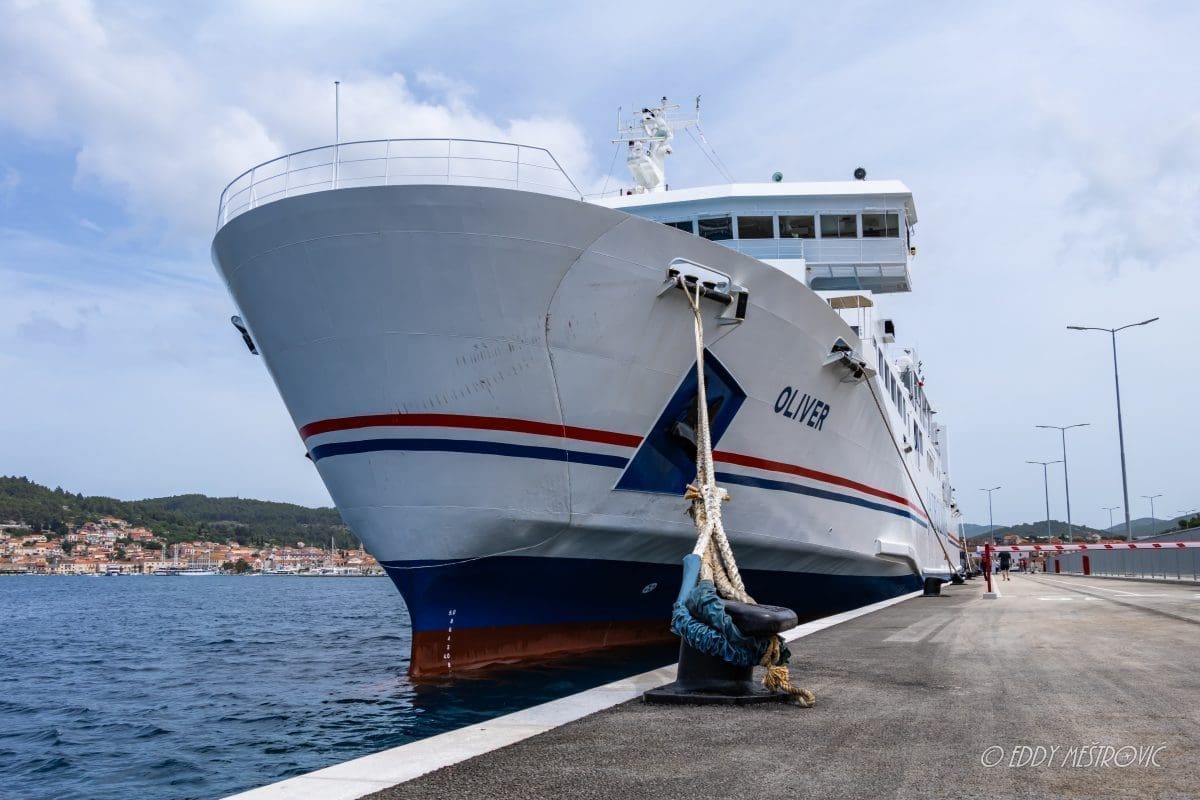 OLIVER PREUZEO LINIJU SPLIT-VELA LUKA-UBLI Pogledajte kako je bilo na prvom putovanju do rodnog mjesta Olivera Dragojevića