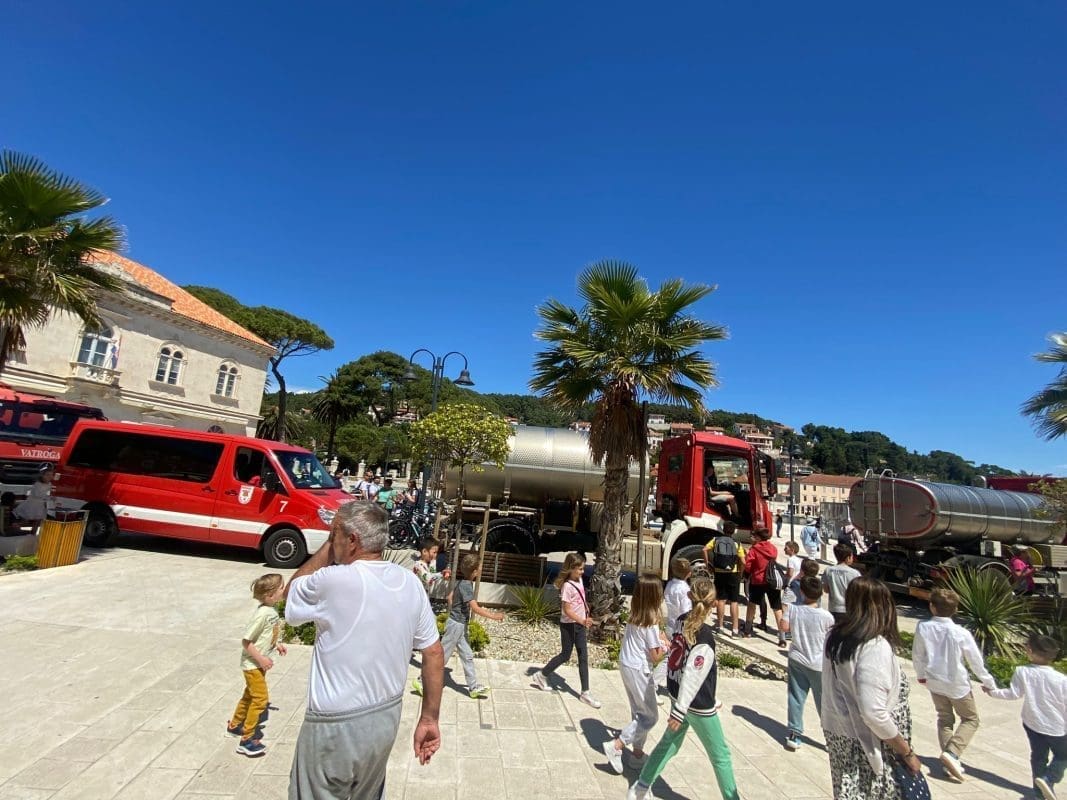 (FOTO) DAN VATROGASTVA Vatrogasci u Jelsi proslavili blagdan sv. Florijana