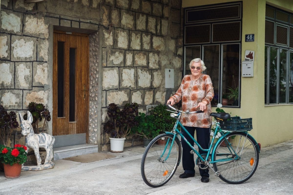 NERAZDVOJNE VEĆ ŠEST DESETLJEĆA U 83. godini Mirjana svaki dan vozi biciklu: "Volim je ko samu sebe, a za čas dođem di god triba"