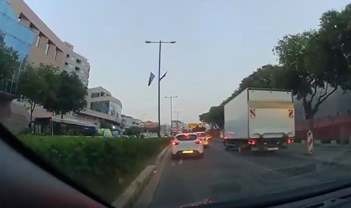 VIDEO Prometna nesreća na Poljičkoj cesti u Splitu. Sudar osobnog automobila i autobusa