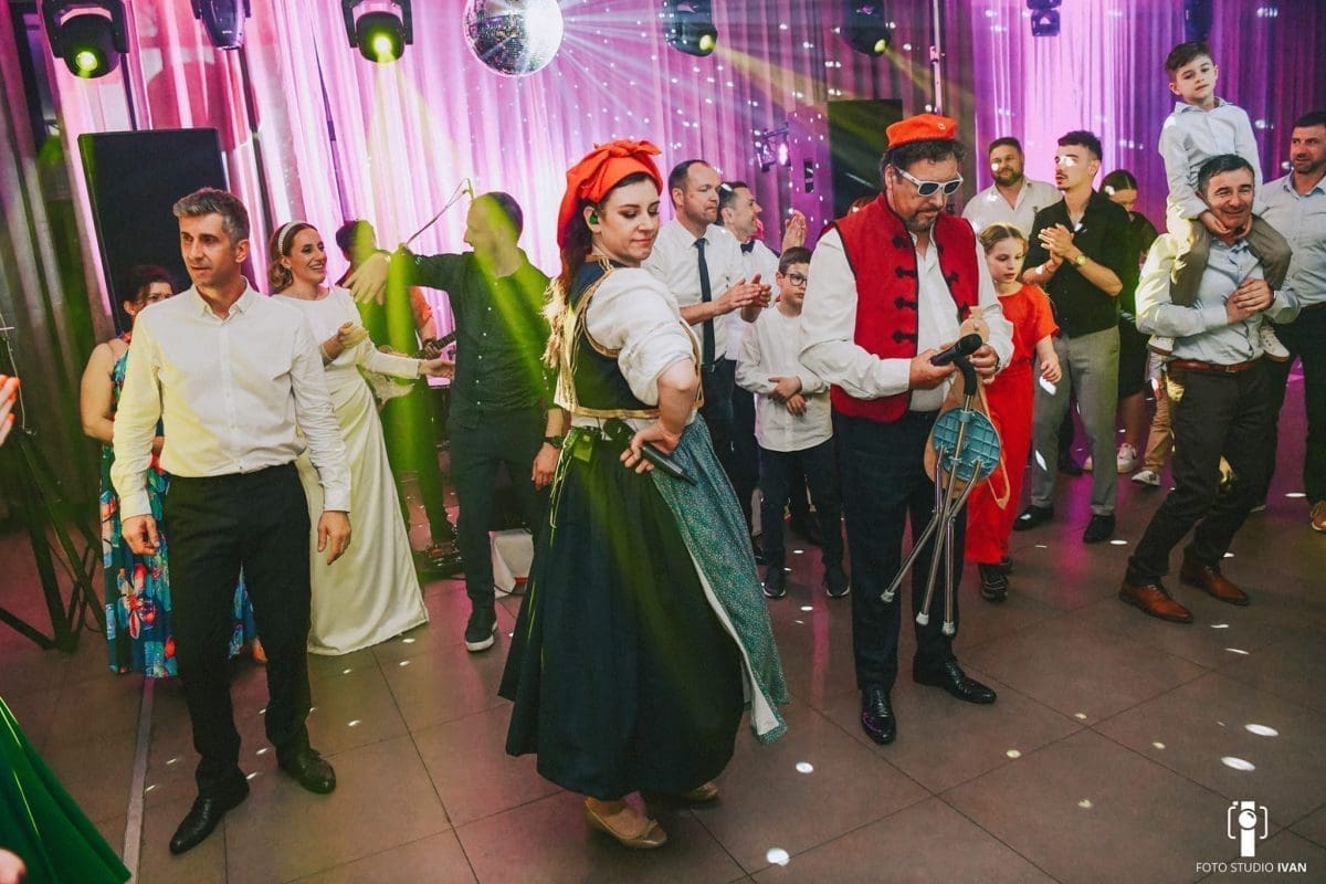 PRAVA ZABAVA Splitska grupa Festivo otputovala u Dubrovnik i uručila simboličan dar Dubrovačkoj republici od Poljičke Republike