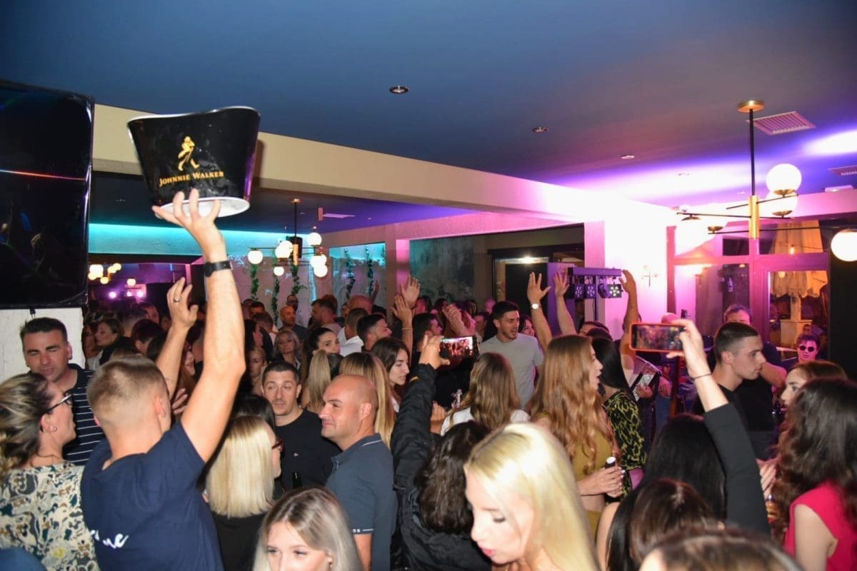 (FOTO) Najluđe zabave očekuju vas u Kaštelima: Povirite u preuređeni caffe bar Gabine