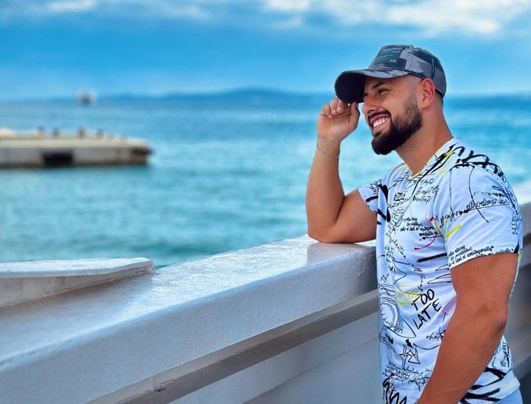 ZVIJEZDA IZ SUSJEDSTVA Sreli smo zgodnog glazbenika na plaži Zlatni Rat i ekskluzivno doznali zašto je napustio popularni show
