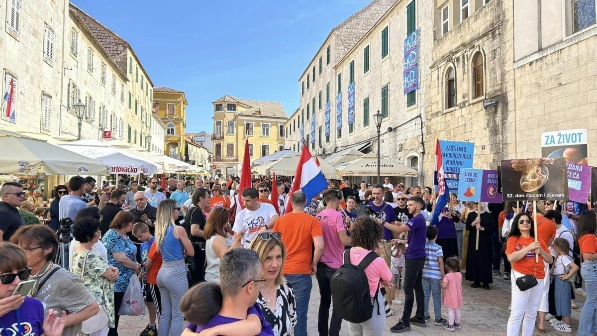 (FOTO) PRVI PUT U SINJU U Hodu za život sudjelovalo više stotina građana