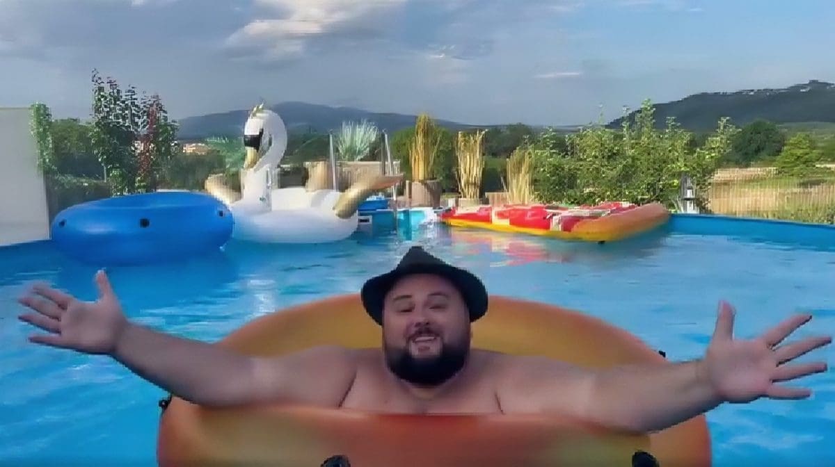 ŠUBI, DUBI, DUBI... Javio se Jacques Houdek iz svog "bazenčeka": Pleše i pjeva; priprema za koncert