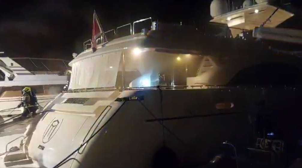 Požar u Makarskoj gasilo 11 vatrogasnih vozila i brod. Policija: "Na jahti su se nalazile tri osobe"