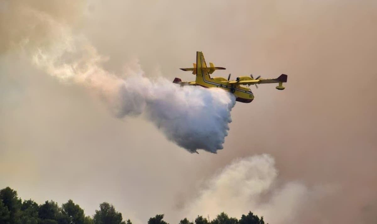 VIDEO Gori Perun: Vatrogascima pomažu kanader i airtractor