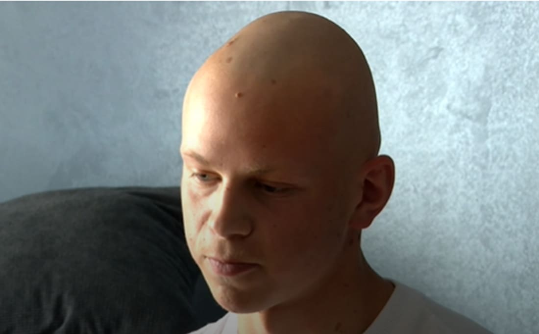 Šesnaestogodišnji Karlo bori se s tumorom kostiju, a prijeti mu i gubitak krova nad glavom