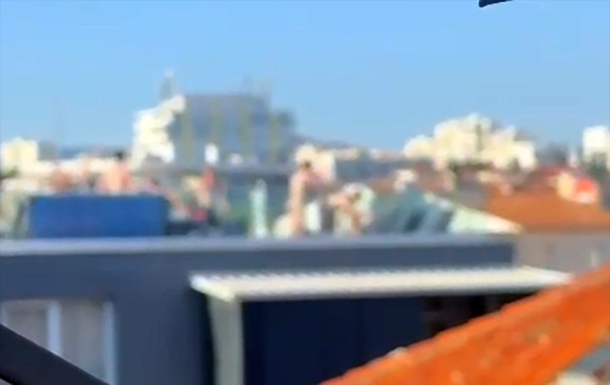 Što je skupina golih muškaraca radila na krovu zgrade?