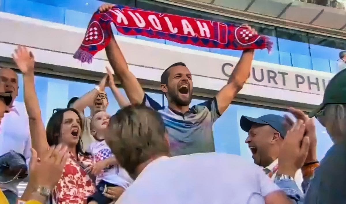 Mate Pavić proslavio osvajanje Roland Garrosa sa šalom Hajduka u rukama