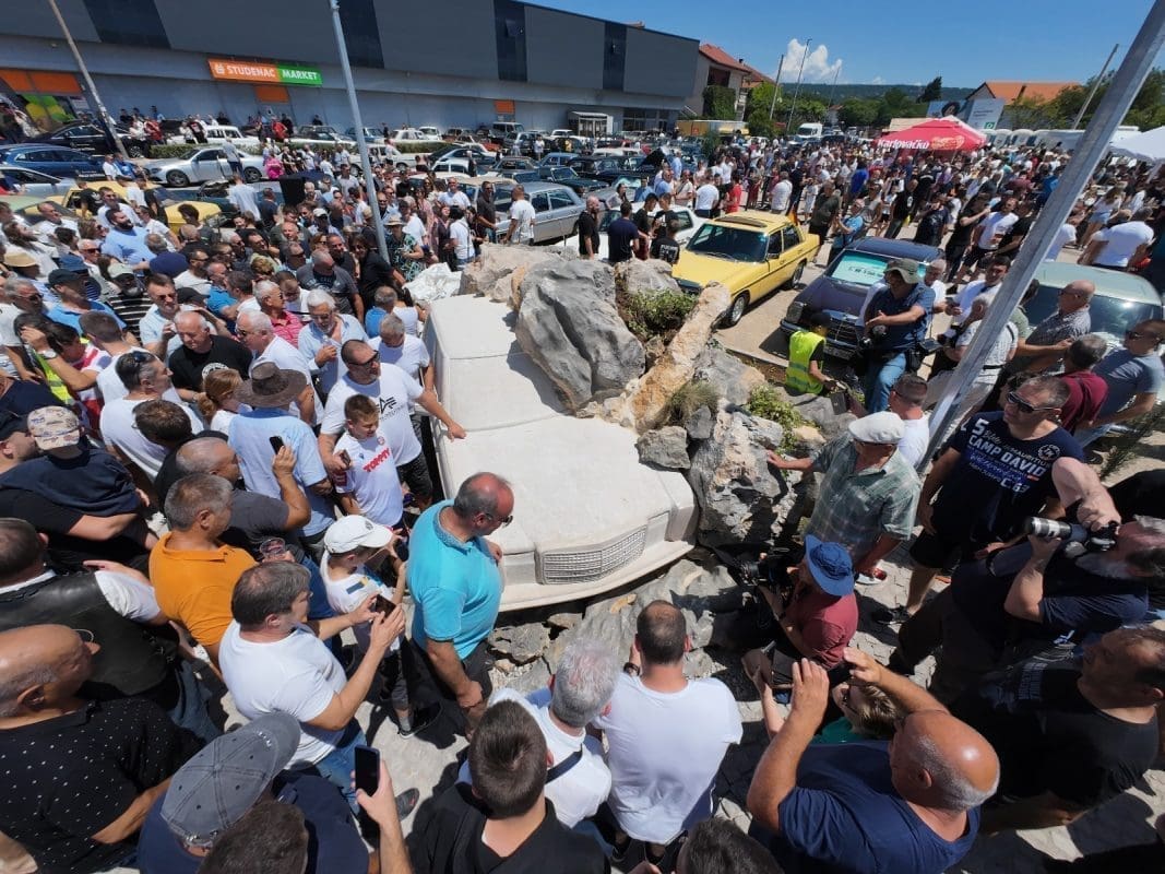 (FOTO I VIDEO) SLAVLJE U IMOTSKOM Otvoren spomenik legendarnom Mercedesu
