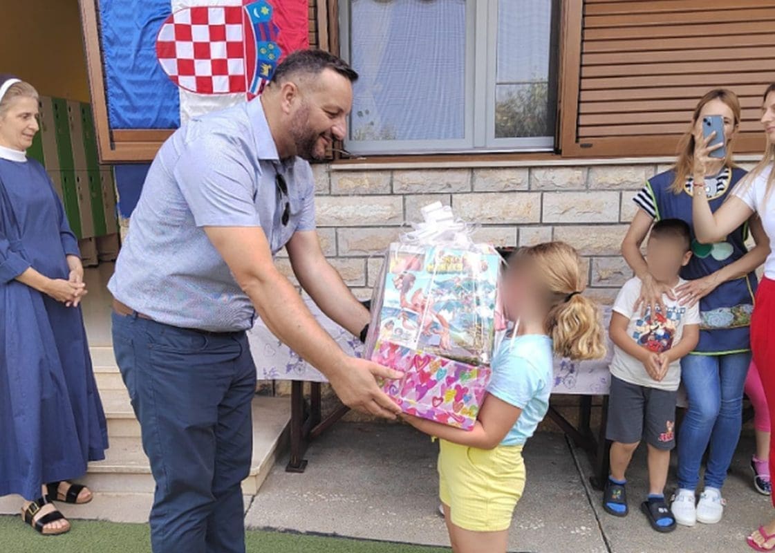 Načelnik Podstrane posjetio lokalne vrtiće i djeci poklonio pakete sa igračkama i slikovnicama