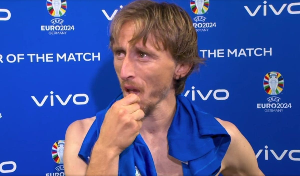 FOTOGRAFIJA O KOJOJ SVI PRIČAJU Trenutak kada Modrić prima nagradu za igrača utakmice obišao je svijet