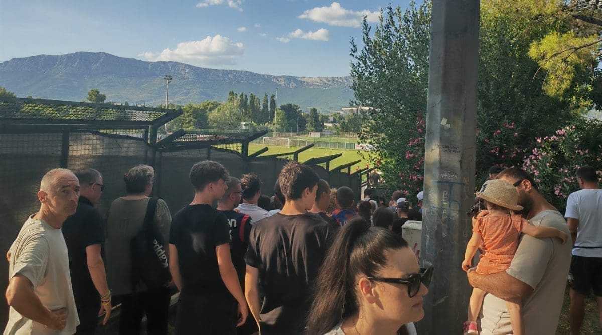 Ovo je gužva na ulazu u pomoćni teren Poljuda. Svi žele vidjeti i čuti istog čovjeka