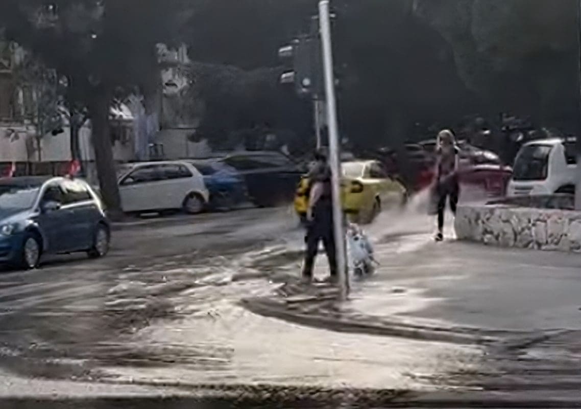 Splićani su jutros ostali bez vode, a puknuće cijevi izazvalo je bujice na cestama: Brza reakcija djelatnika ViK-a rješila je problem