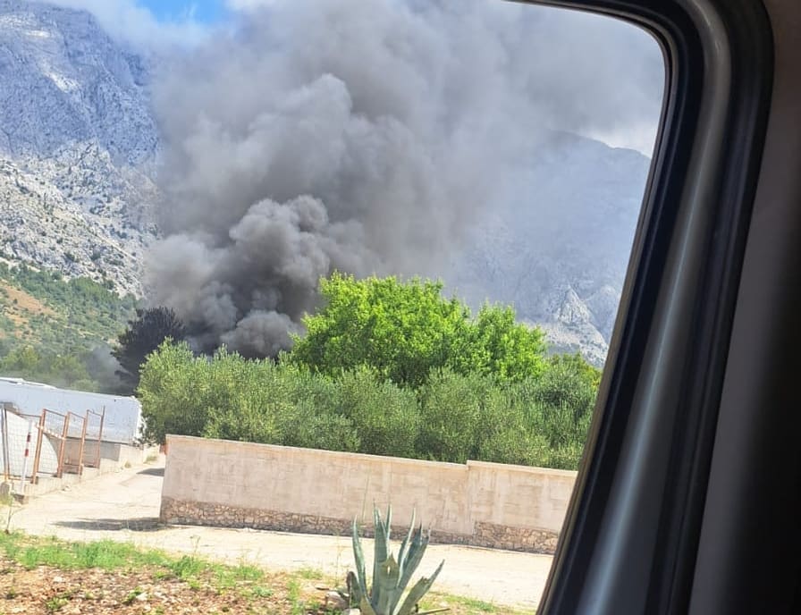 Crni gusti dim kod Makarske. Planule automobilske gume, više vatrogasaca na terenu: Doznajemo detalje