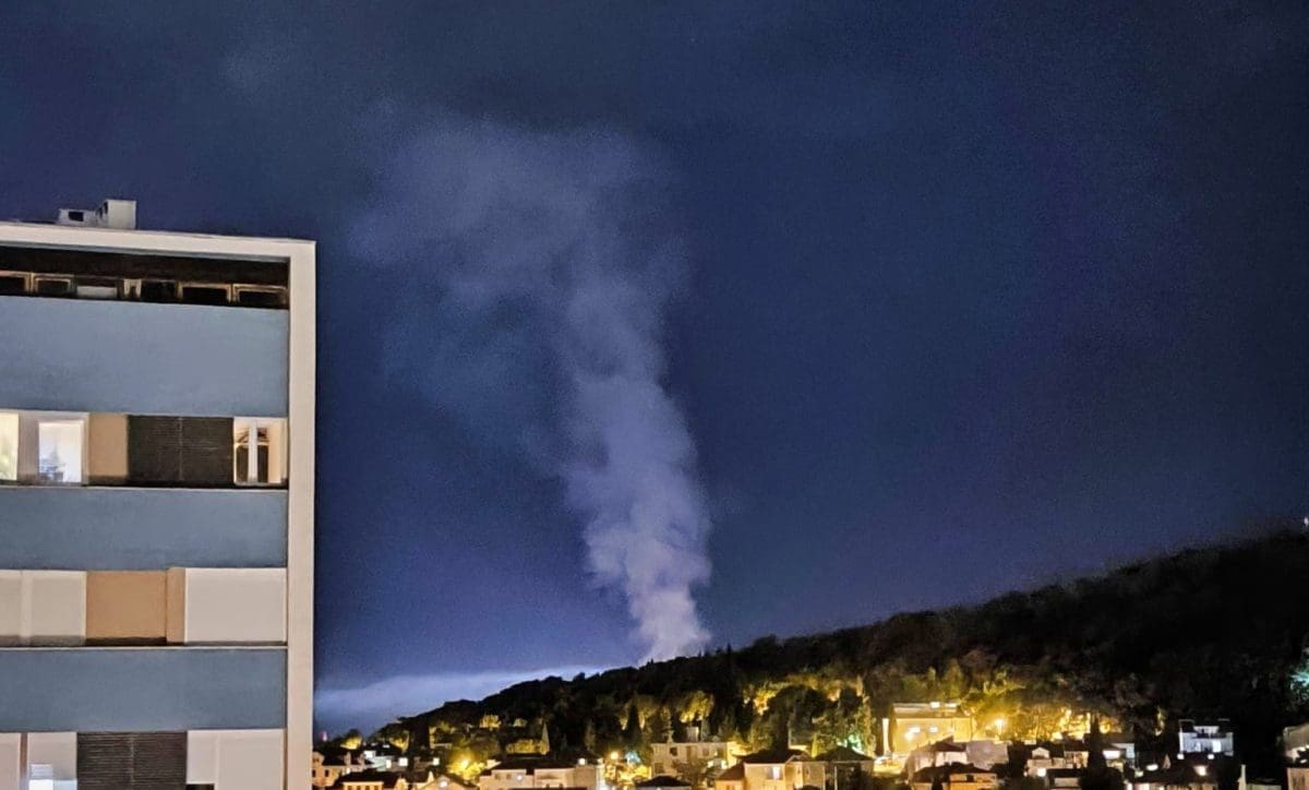 Gorjelo na Marjanu: Raketa izazvala vatru, dojurila četiri vatrogasna vozila