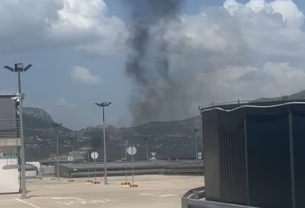 POŽAR U SPLITU Planuo automobil, vatra se proširila na nisko raslinje