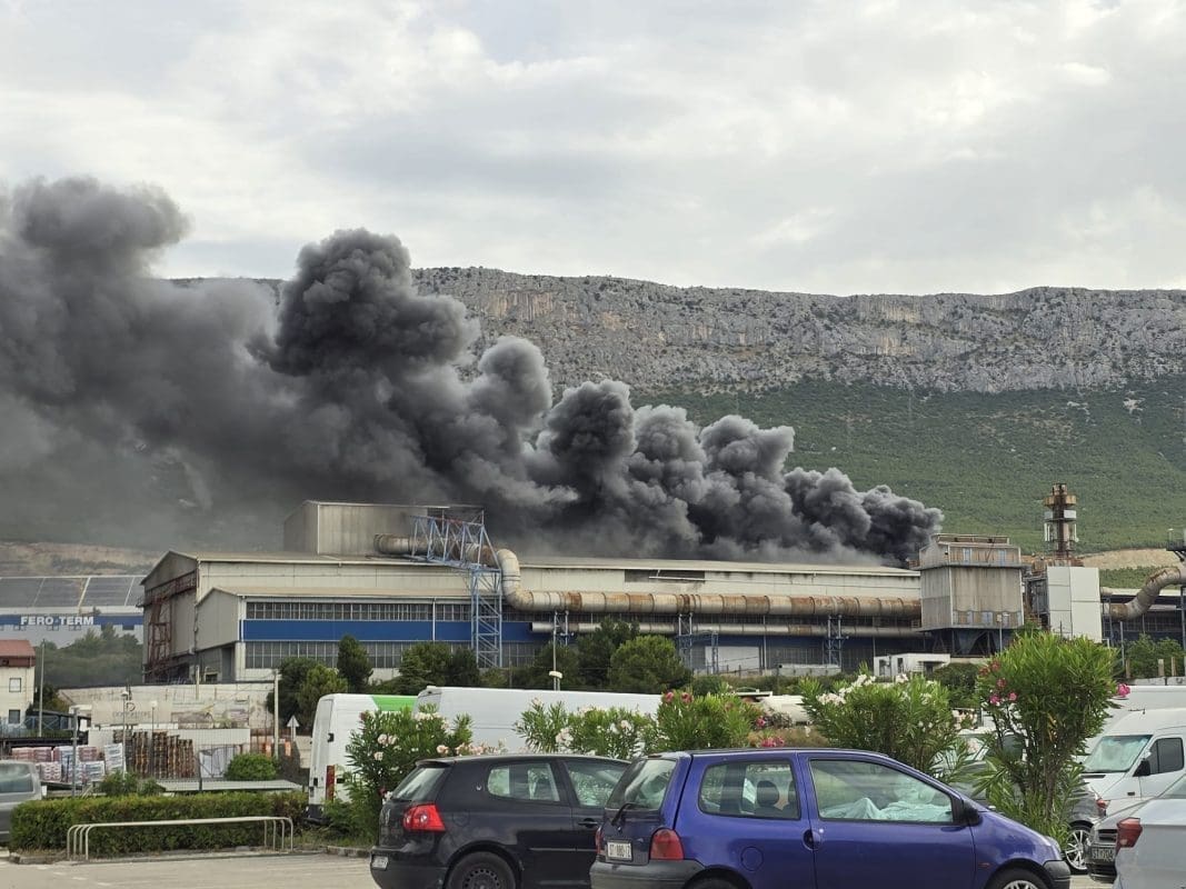 GUSTI CRNI DIM NAD KAŠTELIMA Planulo u Željezari, nekoliko vatrogasnih društava na terenu