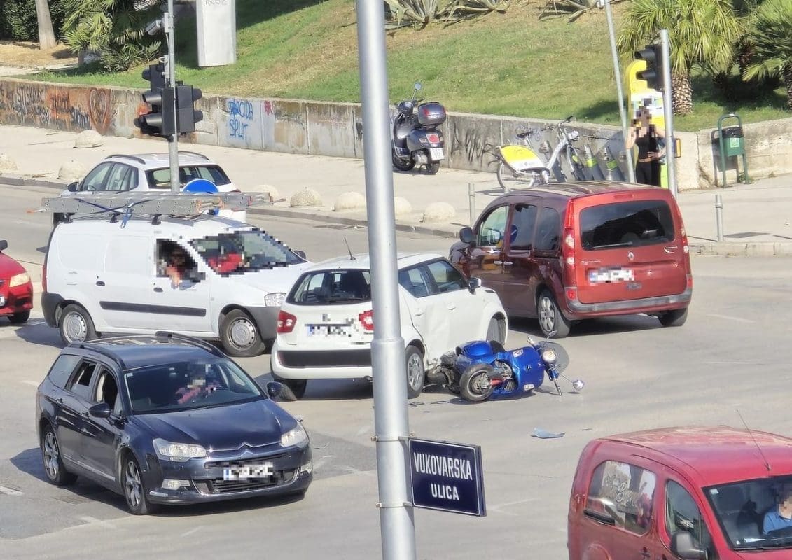 MOTOR ZAVRŠIO POD AUTOM, MOTOCIKLIST U BOLNICI Na križanju se stvorila ogromna gužva
