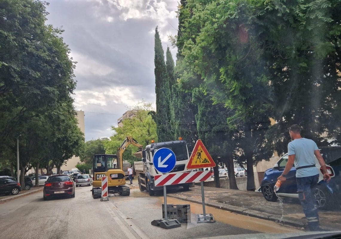 DIO SPLIĆANA JUTROS BEZ VODE Pukla cijev u Kranjčevićevoj ulici. Radnici su na terenu, baš kao i cisterna