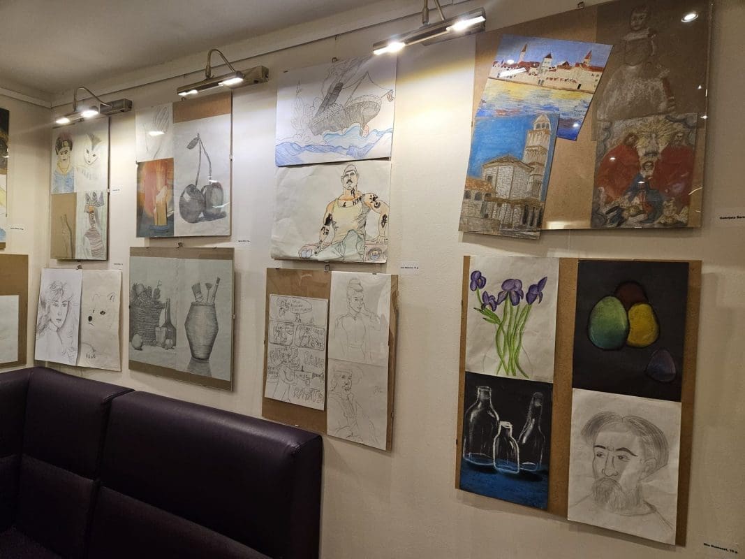 Završna izložba učenika solinske škole crtanja u Teatrinu GK Solin: "To je njihov zajednički svijet koji sanjaju u bojama"