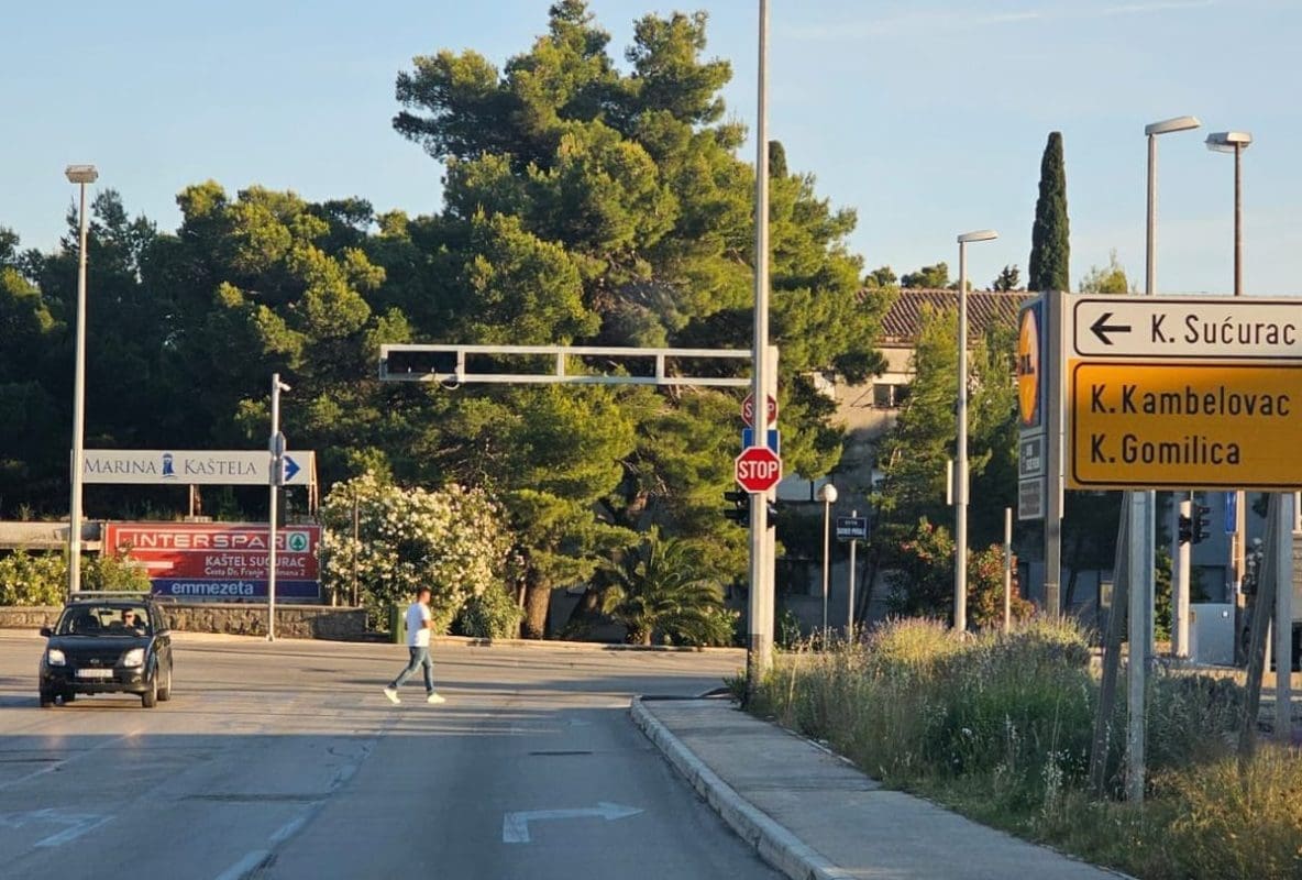 Završeno postavljanje semafora na križanju u Sućurcu, u ponedjeljak počinju s radom