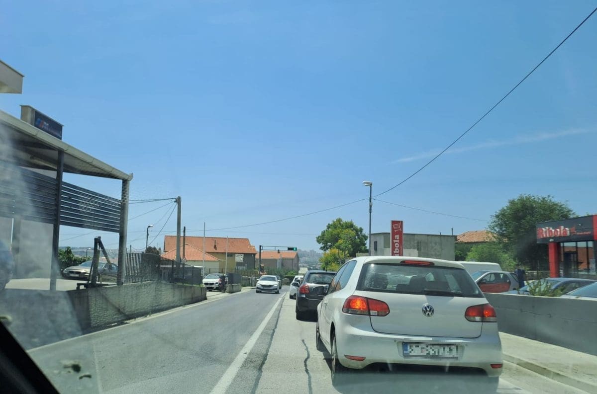 Kaos na staroj kliškoj cesti: "Spuštam se prema Solinu već dva i pol sata, na plus 40 u autu bez klime, ovo je strašno"