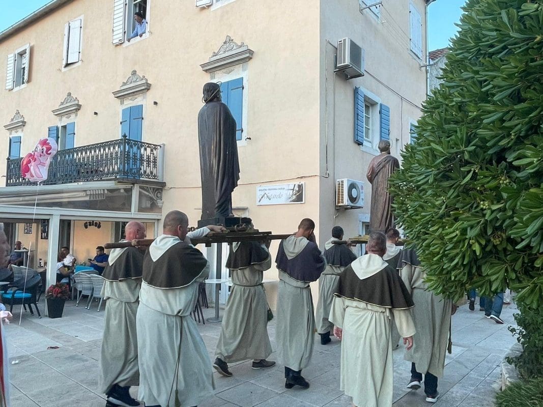 Supetar je proslavio svoj dan, pogledajte svečanu procesiju u čast sv. Petra i Pavla