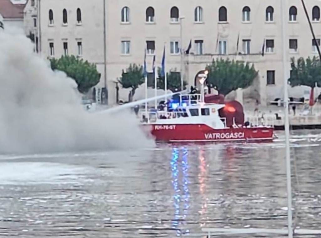 TEŠKA NOĆ ZA VATROGASCE Niz intervencija: Planuo putnički brod u Slatinama i jahta u Makarskoj