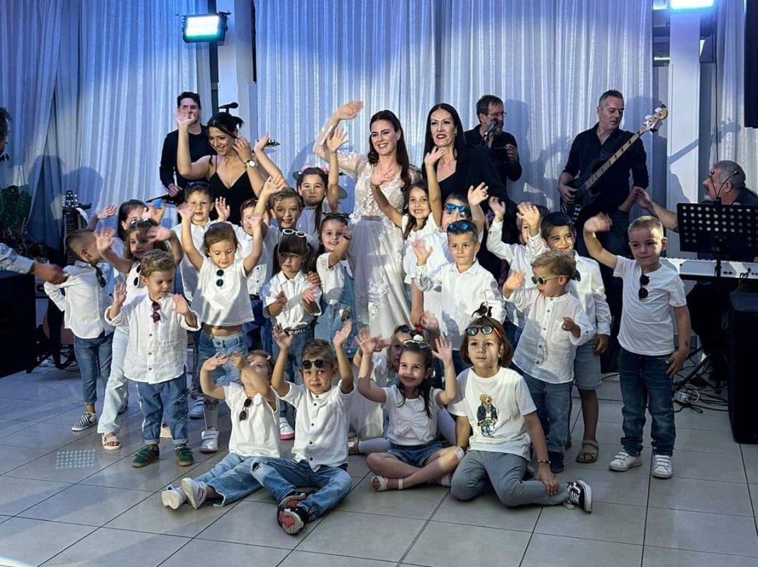 OVO SIGURNO NIKADA NISTE VIDJELI Vrtićarci svojoj teti na vjenčanju otpjevali pjesmu Guns N'Rosesa, preslatki su