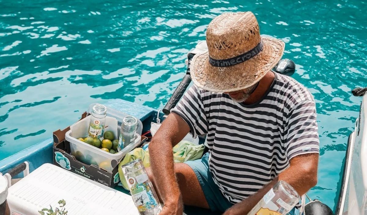 Obalom Šolte kruži misteriozni Talijan u brodiću. Ako ga sretnete, vi stvarno imate sreće