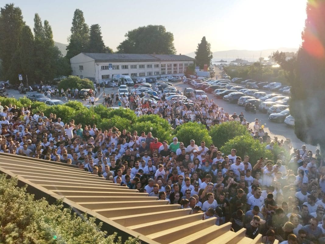 DOČEKALI SMO I OVO! Rakitić s balkona pozdravio navijače, nastalo je totalno ludilo