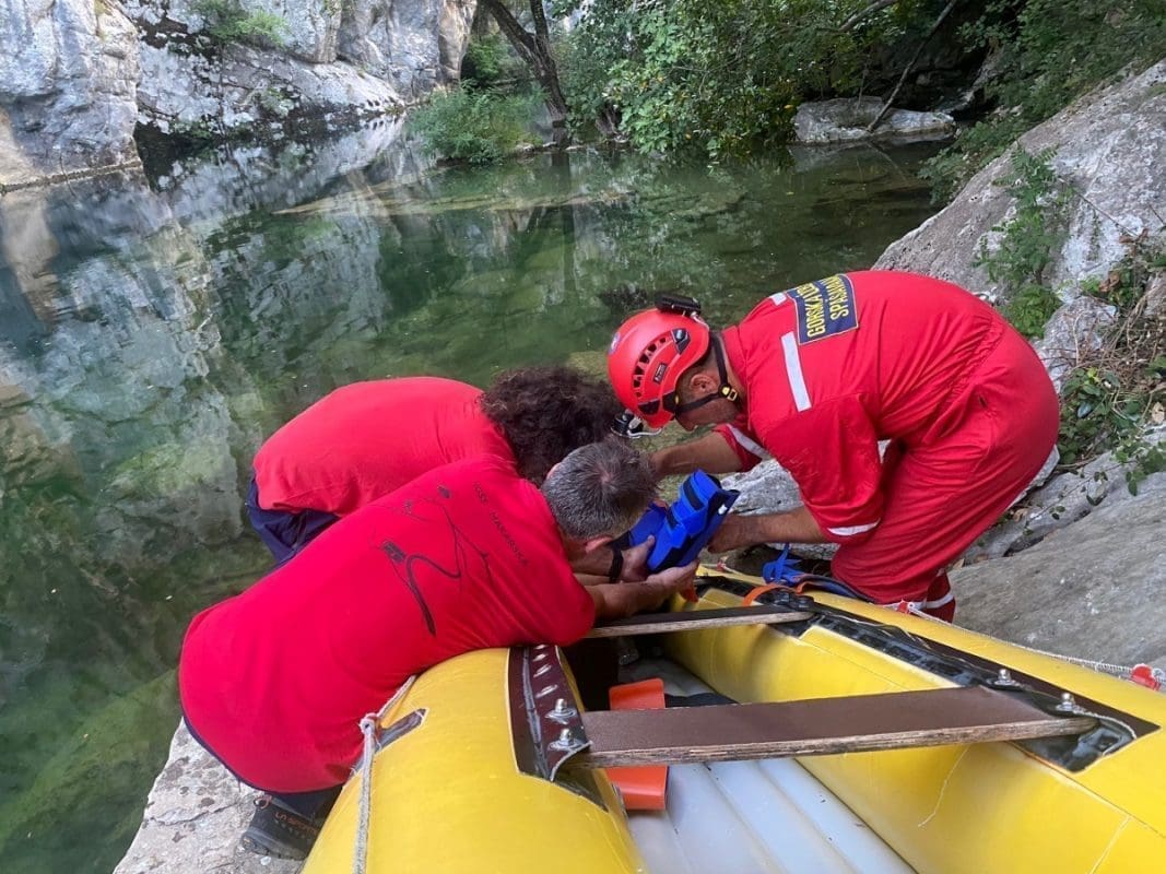 Nesreća na raftingu u Cetini: Jedna osoba upala u rijeku, spašavao je HGSS
