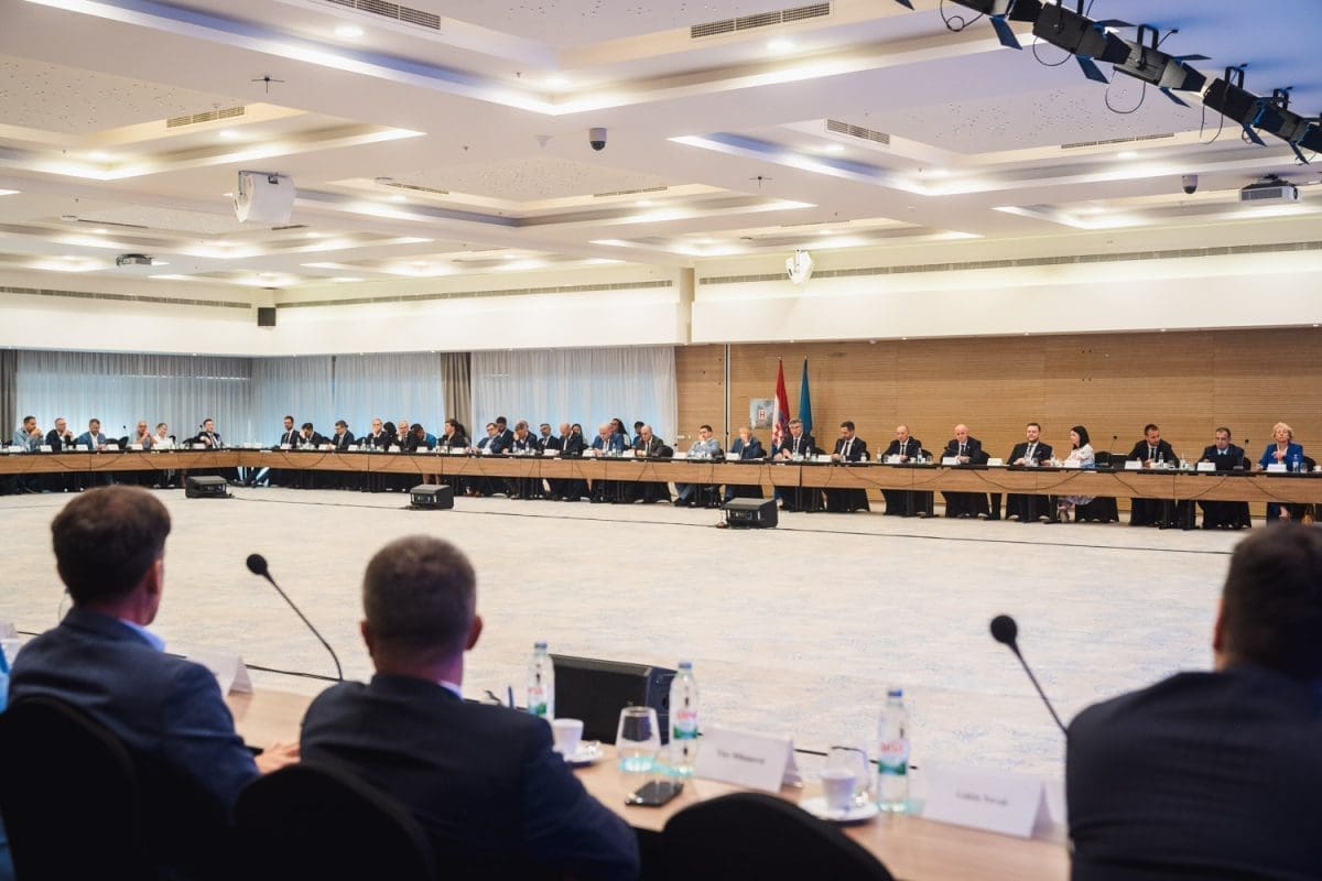 7 23 sastanak vlade i turistickog sektora 6