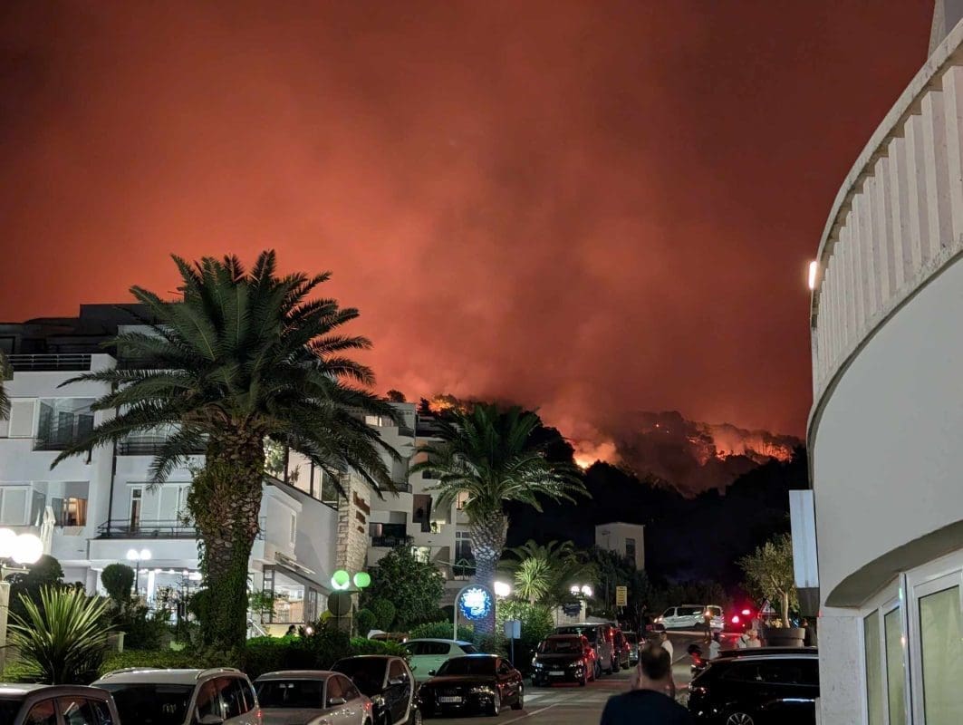 Crveni alarm u Hrvatskoj. Puno vatrogasaca iz cijele zemlje stiže u Dalmaciju