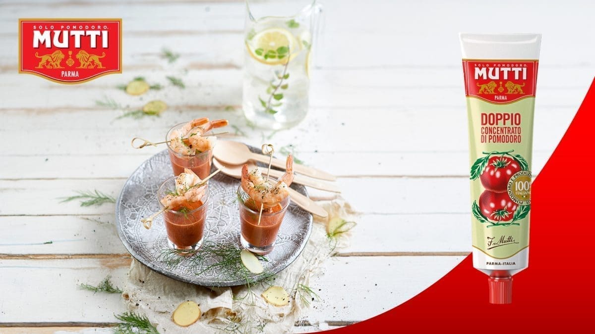 Zalogajčići u čašici s kremom od rajčica i kozicama