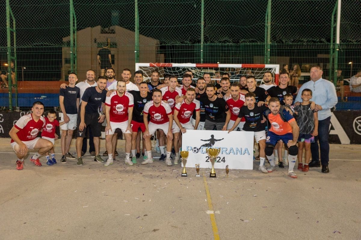 Bili 9 Priska Med i Podstrana veterani su osvajači malonogometnog turnira u Podstrani.